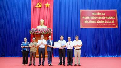 Lãnh đạo tỉnh tặng quà cho Đảng ủy xã Ia Tơi