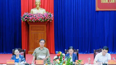 Phó Bí thư Thường trực Tỉnh ủy, Trưởng Đoàn ĐBQH tỉnh, Chủ tịch Ủy ban MTTQ Việt Nam tỉnh U Huấn phát biểu tại buổi làm việc