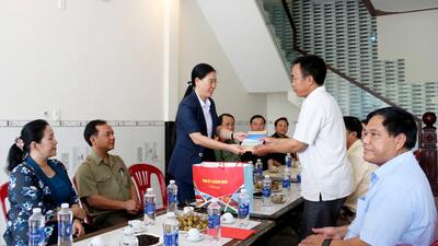 Ủy viên Trung ương Đảng, Bí thư Tỉnh ủy Bùi Thị Quỳnh Vân thăm, tặng quà các gia đình chính sách (Ảnh: Cổng TTĐT tỉnh Quảng Ngãi)