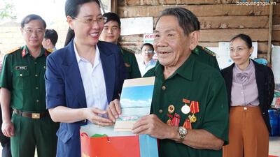 Ủy viên Trung ương Đảng, Bí thư Tỉnh ủy Bùi Thị Quỳnh Vân thăm, tặng quà các gia đình chính sách (Ảnh: Báo Quảng Ngãi