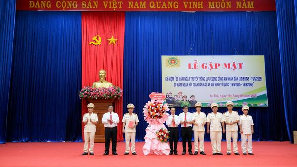 Gặp mặt kỷ niệm 80 năm Ngày truyền thống Công an nhân dân