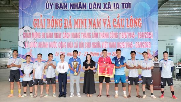 Bế mạc Giải Bóng đá mini nam và Cầu lông chào mừng kỷ niệm 80 năm Cách mạng tháng Tám thành công và Quốc khánh 02/9