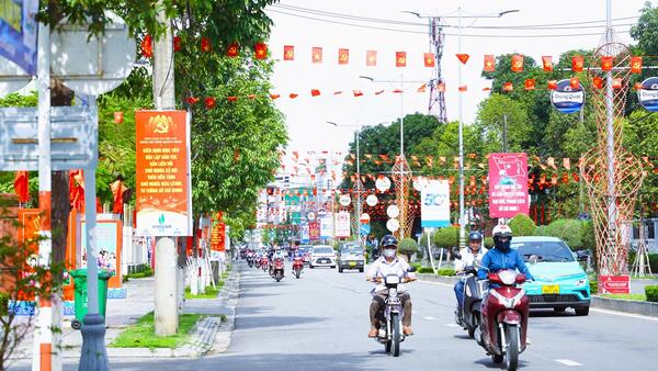 Rực rỡ sắc cờ chào mừng Đại hội đại biểu Đảng bộ tỉnh lần thứ I