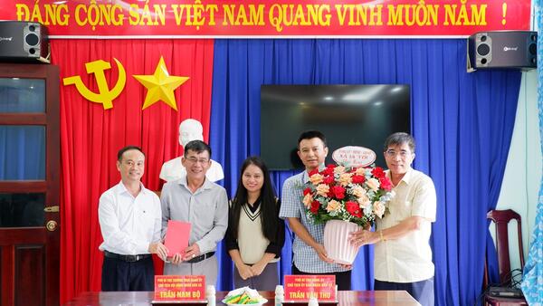 Thường trực Đảng ủy xã thăm, chúc mừng kỷ niệm 95 năm Ngày truyền thống MTTQ Việt Nam