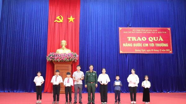 Trao quà dự án "Cán bộ, chiến sĩ Quân đội nâng bước em đến trường" tại xã Ia Tơi