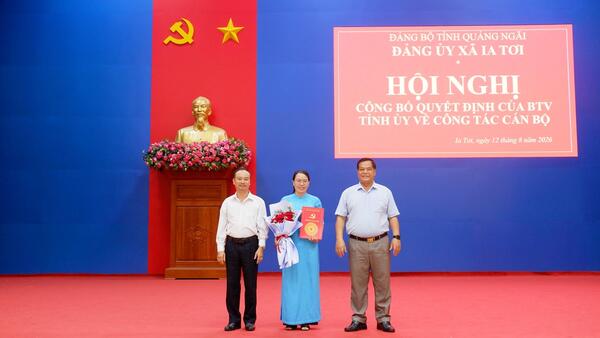 Công bố và trao quyết định về công tác cán bộ