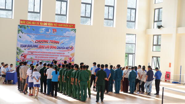 Sôi nổi hoạt động teambuilding và giao lưu bóng chuyền hơi chào mừng Ngày truyền thống Phụ nữ và Thanh niên