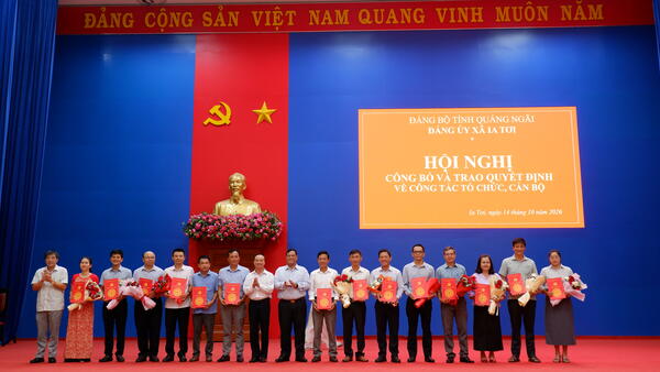 Hội nghị công bố và trao quyết định về công tác tổ chức, cán bộ