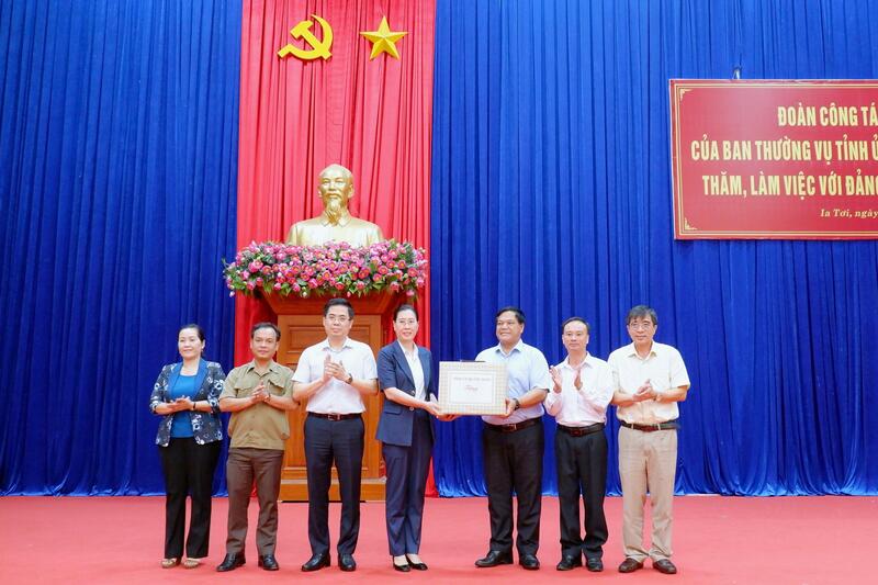 Ban Thường vụ Tỉnh ủy Quảng Ngãi thăm, làm việc với Đảng ủy xã Ia Tơi